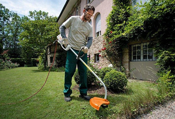 Cortar el césped con una podadora de jardín