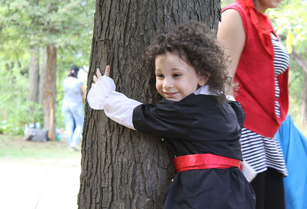 Child hugs a tree