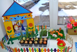 สวนผักขนาดเล็กที่ขอบหน้าต่างของโรงเรียนอนุบาล