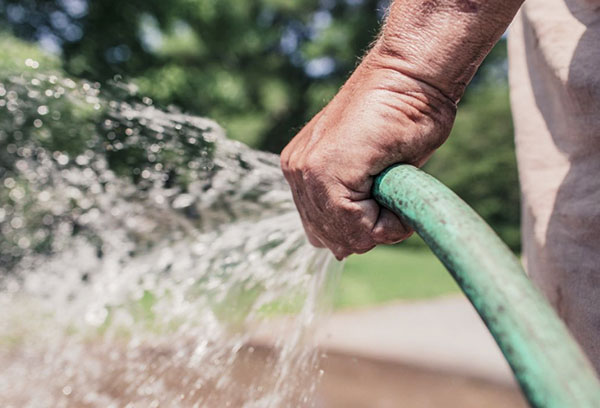 Water geven met een tuinslang