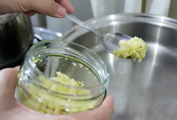 Preparation of garlic infusion